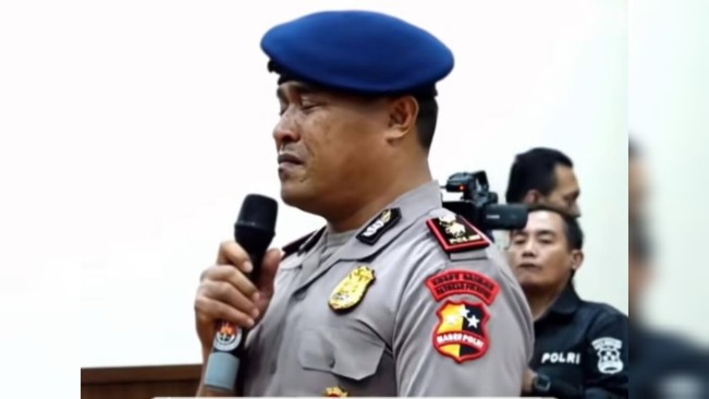 Kompol Cosmas Menangis Usai Dipecat (YouTube)